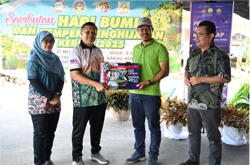 PENYERAHAN PELAN INDUK LANDSKAP 2035 MAJLIS DAERAH KERIAN DARIPADA JABATAN LANDSKAP NEGARA SEMPENA PROGRAM SAMBUTAN HARI BUMI 2025 DAN KEMPEN PENGHIJAUAN KERIAN  DI PENGKALAN SUNGAI PROTAN, MUKIM SELINSING, DAERAH KERIAN